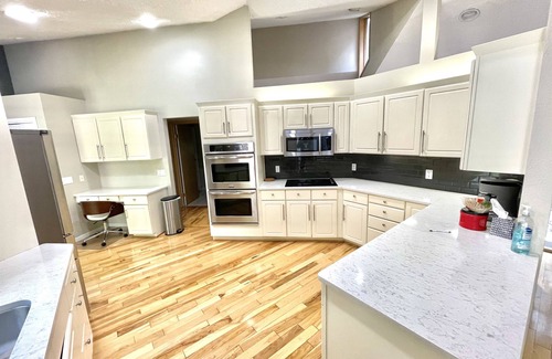 Battle Creek House | Mid-century modern Retreat- 4000 Sqft-Hot Tub Entire House-Pet Friendly