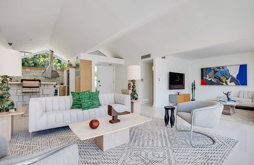 Araby Commons Condo | Mid-Century Modern Gem in Iconic Barry Berkus Community – Park Imperial South