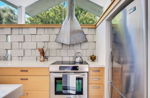 Araby Commons Condo | Mid-Century Modern Gem in Iconic Barry Berkus Community – Park Imperial South