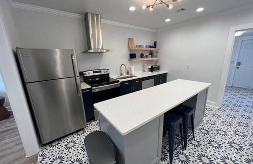 Woodstock House | Mid-Century Modern - Walk to downtown Woodstock, GA