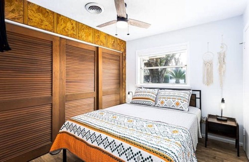 Conway House | 🌳 MID CENTURY OAK TREE 🌳 by Downtown Orlando