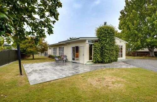 Hastings House | Mid Century Oasis - Hastings Holiday Home