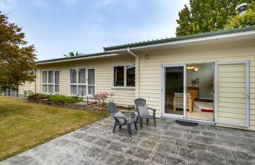 Hastings House | Mid Century Oasis - Hastings Holiday Home