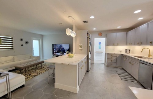 Coral Brook Villa | Mid Century Spacious House 4BR/Heated pool