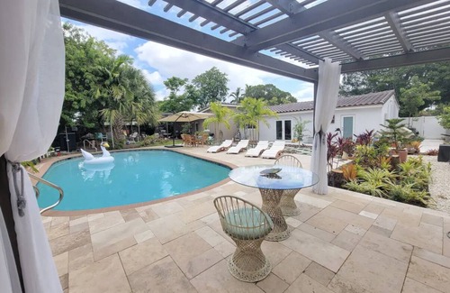 Coral Brook Villa | Mid Century Spacious House 4BR/Heated pool