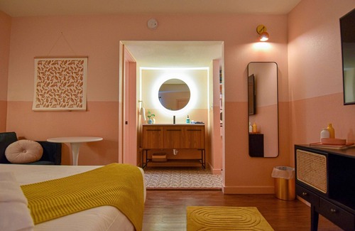 Fayetteville Hotel | Mid-Century Themed Hotel Room in Fayetteville, AR - The Clementine on College #8