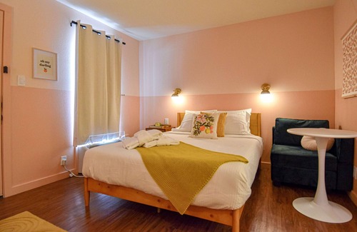 Fayetteville Hotel | Mid-Century Themed Hotel Room in Fayetteville, AR - The Clementine on College #8