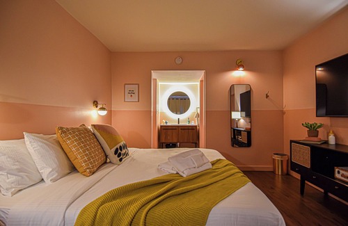 Fayetteville Hotel | Mid-Century Themed Hotel Room in Fayetteville, AR - The Clementine on College #1