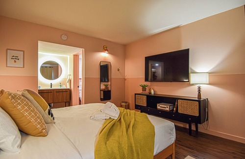 Fayetteville Hotel | Mid-Century Themed Hotel Room in Fayetteville, AR - The Clementine on College #1