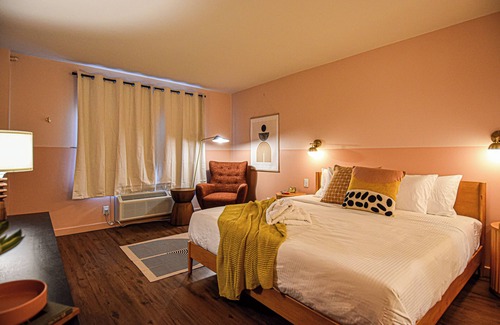 Fayetteville Hotel | Mid-Century Themed Hotel Room in Fayetteville, AR - The Clementine on College #1