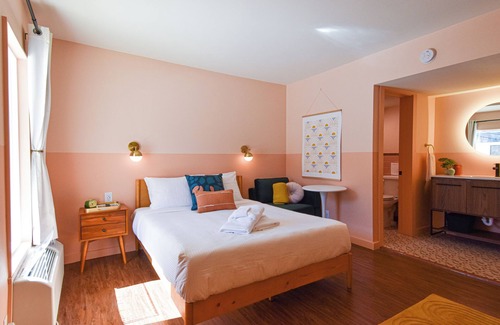 Fayetteville Hotel | Mid-Century Themed Hotel Room in Fayetteville, AR - The Clementine on College #2