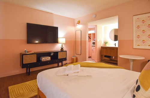 Fayetteville Hotel | Mid-Century Themed Hotel Room in Fayetteville, AR - The Clementine on College #7