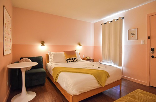 Fayetteville Hotel | Mid-Century Themed Hotel Room in Fayetteville, AR - The Clementine on College #7