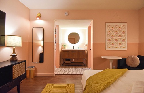 Fayetteville Hotel | Mid-Century Themed Hotel Room in Fayetteville, AR - The Clementine on College #7