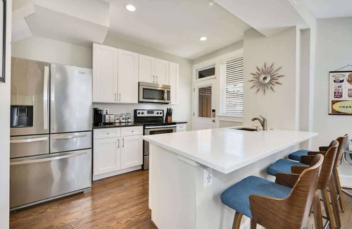 Park View House | Mid-Century Townhome Steps from Restaurants