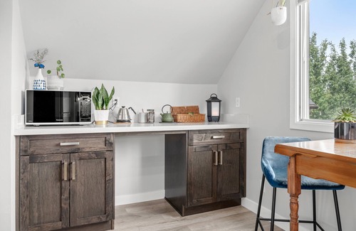 Bridgeland Apartment | Mid Century Zen, 1 BR, Comfy Queen Bed. Near DT.