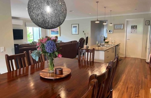 Waurn Ponds House | Mid Coast Stayz - Peaceful place with plenty of space