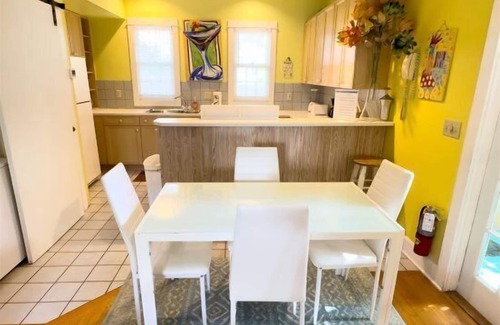 White Street Gallery District House | Mid Town Affordable 3bd/2.5ba 3 story Townhome