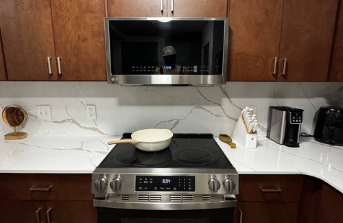 Midtown Apartment | Mid-town Luxury Apt High Rise Gym Pool Parking