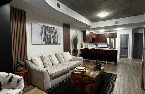 Midtown Apartment | Mid-town Luxury Apt High Rise Gym Pool Parking