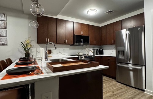 Midtown Apartment | Mid-town Luxury Apt High Rise Gym Pool Parking