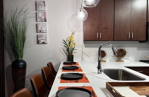 Midtown Apartment | Mid-town Luxury Apt High Rise Gym Pool Parking