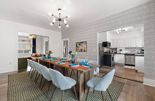 East Liberty House | Midcentury 5BD - BBQ & Yard - Close to DT & Pitt
