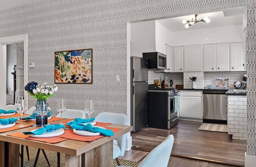 East Liberty House | Midcentury 5BD - BBQ & Yard - Close to DT & Pitt