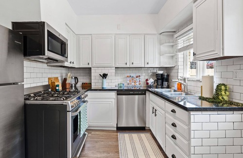 East Liberty House | Midcentury 5BD - BBQ & Yard - Close to DT & Pitt