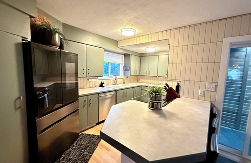 Southeast Boise House | MidCentury Modern Oasis/SE Boise/Golf Putting green!