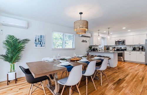 Ocean Gate House | MIDCENTURY MODERN PARADISE - 4BD- HOT TUB🌊 - BAY BEACH🏖 ARCADE-BBQ- FIREPIT🔥!