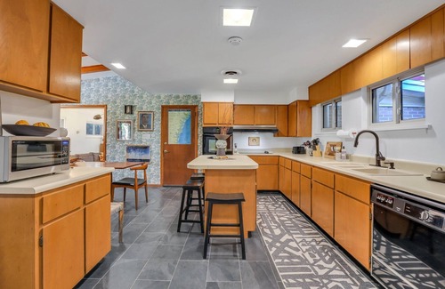 Savannah House | Midcentury Sandfly Home on Private Grounds w/Pool & Spa by Lucky Savannah