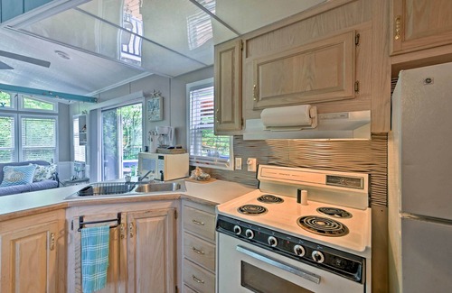 Put-in-Bay Villa | Middle Bass Island Escape: Resort Pool & Bar!