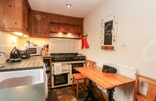 Endon Cottage | MIDDLE COTTAGE, romantic, character holiday cottage in Endon