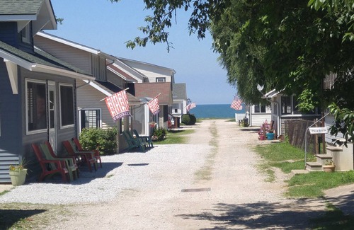 Geneva-on-the-Lake Cottage | Middle of the strip! Lake Escape Cottage, Sleeps 10, Private Lane with Lake View