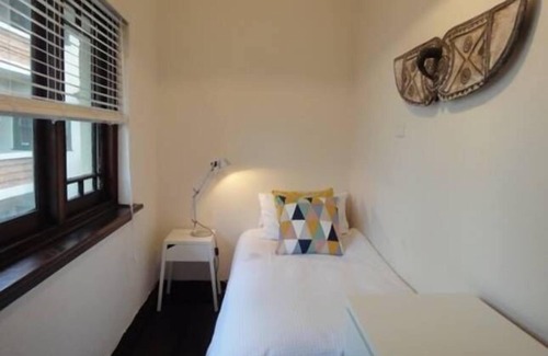 Middle Park Apartment | Middle Park Art Deco Gem + Beach, Park, Lake, Shops, Cafes & Trams.