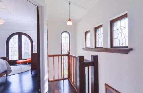 Middle Park Apartment | Middle Park Art Deco Gem + Beach, Park, Lake, Shops, Cafes & Trams.
