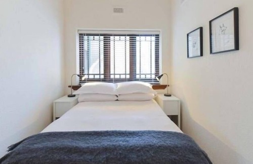 Middle Park Apartment | Middle Park Art Deco Gem + Beach, Park, Lake, Shops, Cafes & Trams.