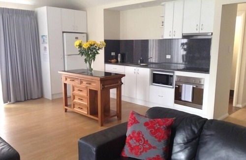 Collingwood Park Villa | Middleton Bay Retreat - beach villa near golf club, Foxtel, Wifi, Ducted Heating