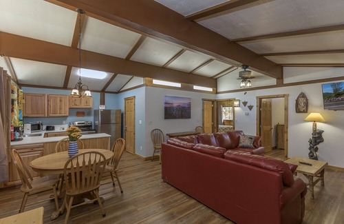 Mariposa Cabin | Midpines Cabin-private, peaceful mountain cabin- 30 miles to Yosemite entrance!
