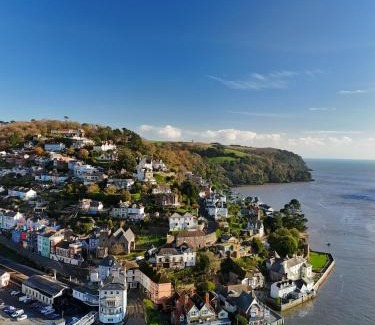 Dartmouth House | MIDSHIPS A HOLIDAY HOME IN DARTMOUTH SLEEPS UPTO 6 PEOPLE ,PET FRIENDLY , 10 MINUTES WALK TO Town CENTRE WITH PARKING included