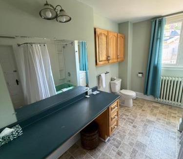Waterford Valley Apartment | Midstream Manor Unit 7, 2 Bedroom Apartment