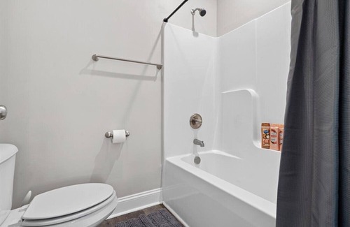 Gastonia House | MidTerm Stay in Gastonia! Newer Construction w/ King Bed!