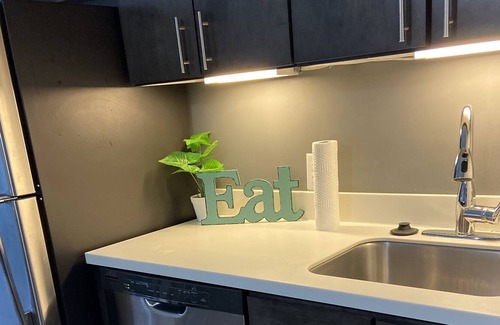 South Kansas City Apartment | Midtown- Brookside| 2bedroom| Roommate Style W/Balcony