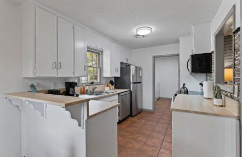 Gunter Afs House | Midtown Fenced Yard & Patio- White Acres Retreat