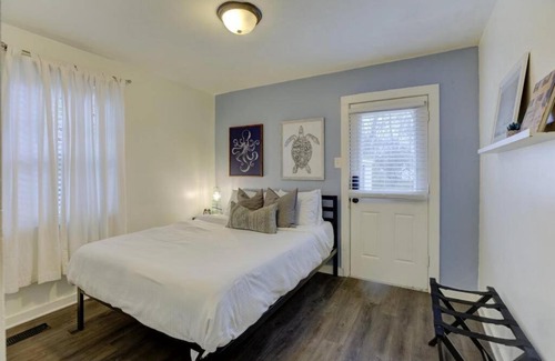 Midtown Apartment | Midtown Gated Cottage w Parking Near Overton Square