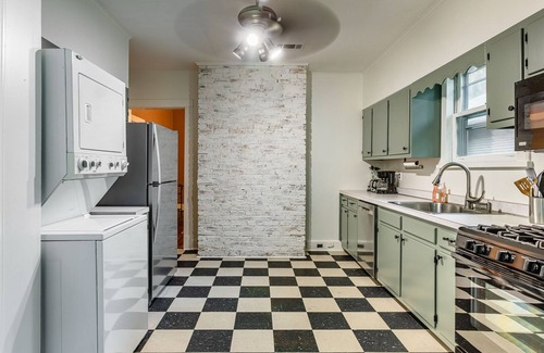 Vollintine-Evergreen House | Midtown KING SUITE centrally located with FREE parking