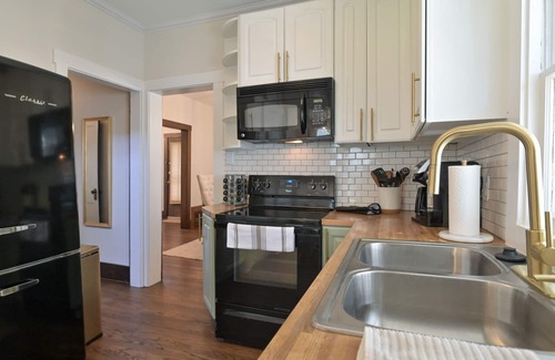 Midtown House | Midtown Manor: Full Kitchen + A/C + Backyard + Washer & Dryer