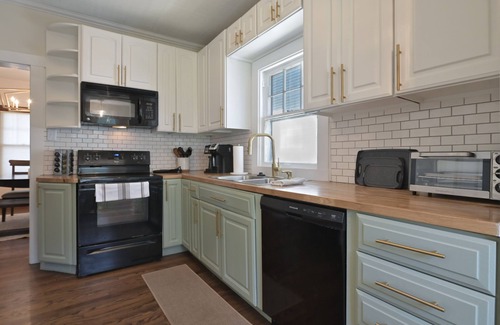 Midtown House | Midtown Manor: Full Kitchen + A/C + Backyard + Washer & Dryer