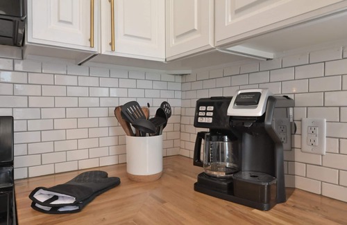 Midtown House | Midtown Manor: Full Kitchen + A/C + Backyard + Washer & Dryer